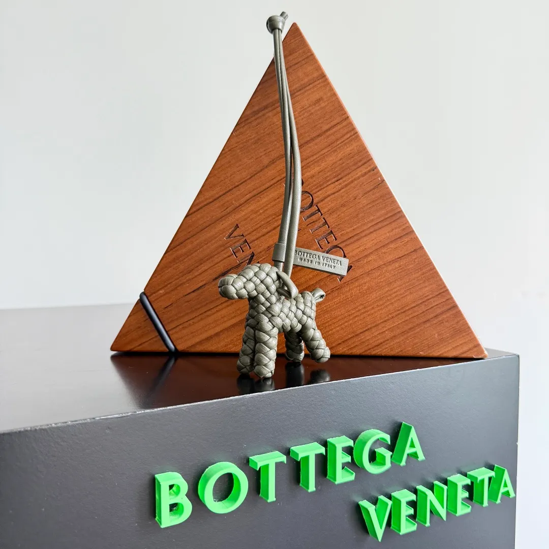 Batch 540 BOTTEGA VENETA2025 new puppy🐕 style pendant Braided puppy is online😎 Leather braided puppy style pendant can be hung on any handbag, and it is as cute, delicate and colorful as it matches with a bag. Cute and cute, it will touch your heart at any time. It can be hung on bags or keychains. Who can resist such a cute puppy? Style number: 807068